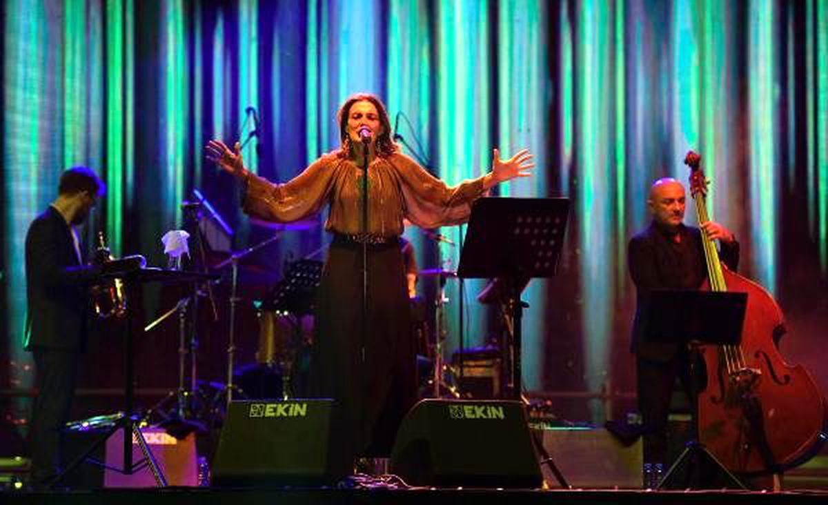 İzmir\'de, monica molina rüzgarı