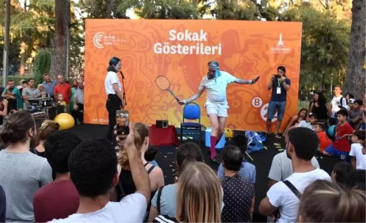 İzmir fuarı\'na gelen italyan komedyen sokak gösterisi ile güldürdü