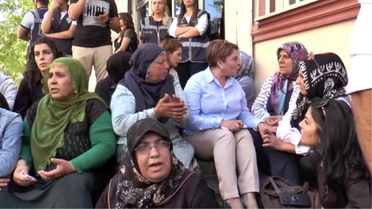 Kadın gazetecilerden Diyarbakır\'daki annelere destek