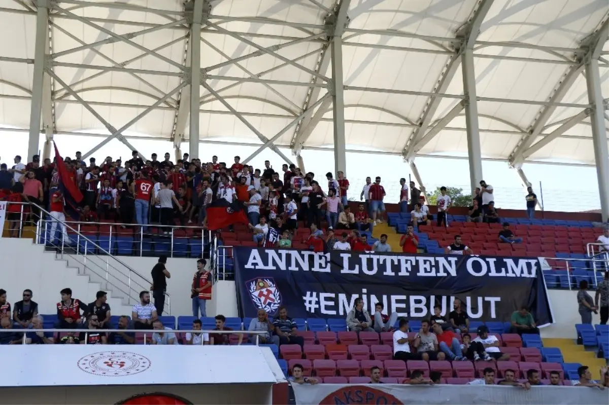 Kömürspor taraftarı Emine Bulut ve tüm kadınlar için, \'Anne Lütfen Ölme"pankartı açtı