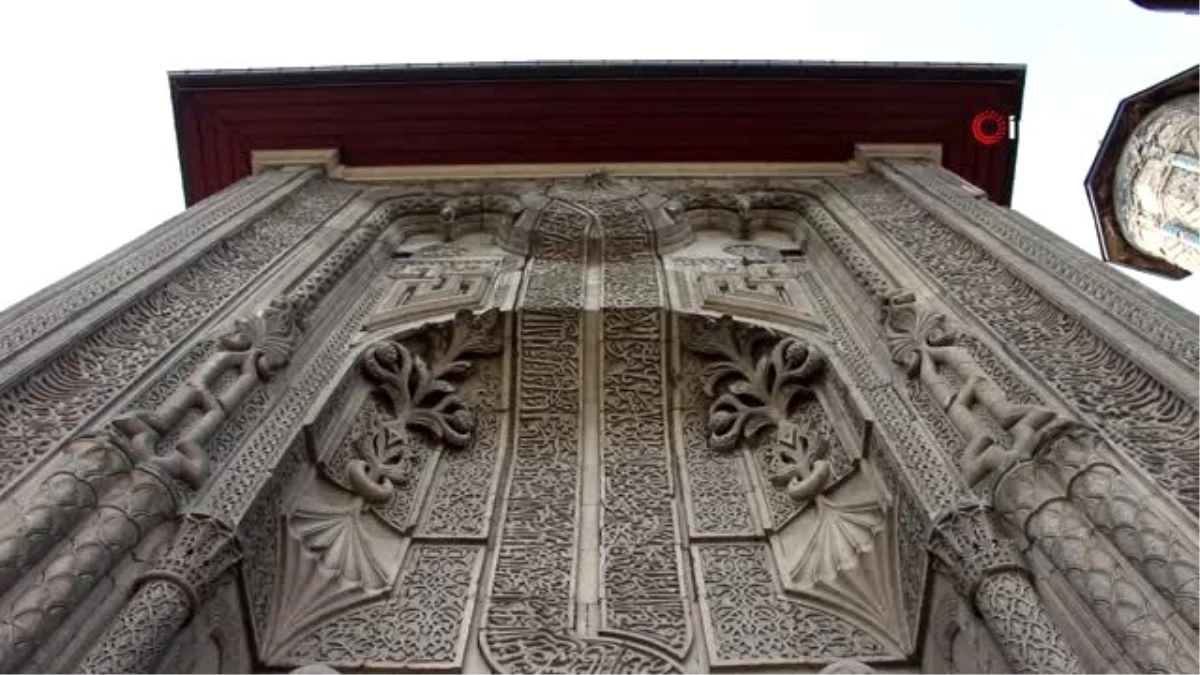 Orta Asya çadır geleneğinin örneği: \'İnce Minareli Medrese\'