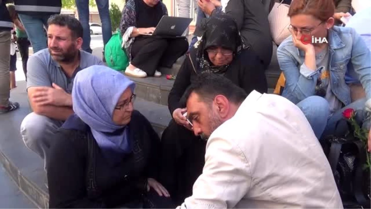 Sinema oyuncusu Ahmet Yenilmez\'den HDP önünde oturma eylemi yapan ailelere destek ziyareti