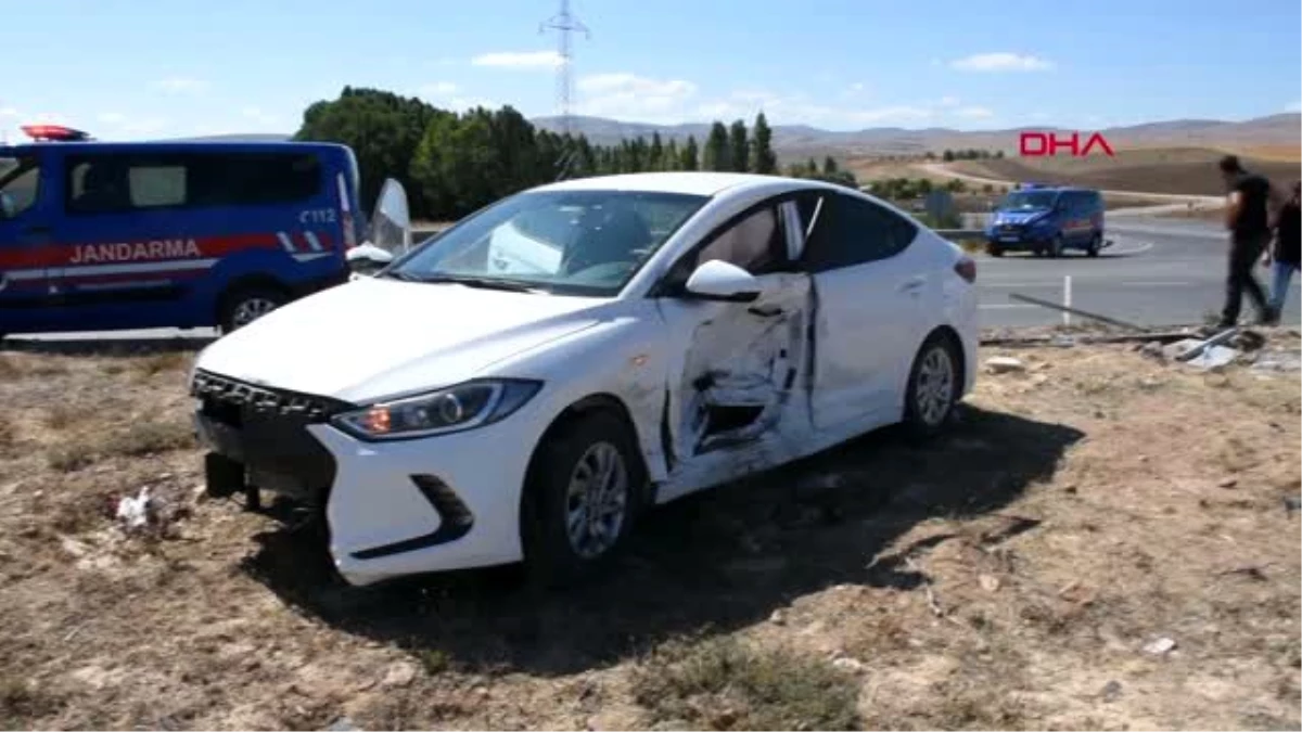 Sivas\'ta iki otomobilin çarpışması sonucu 6 kişi yaralandı.