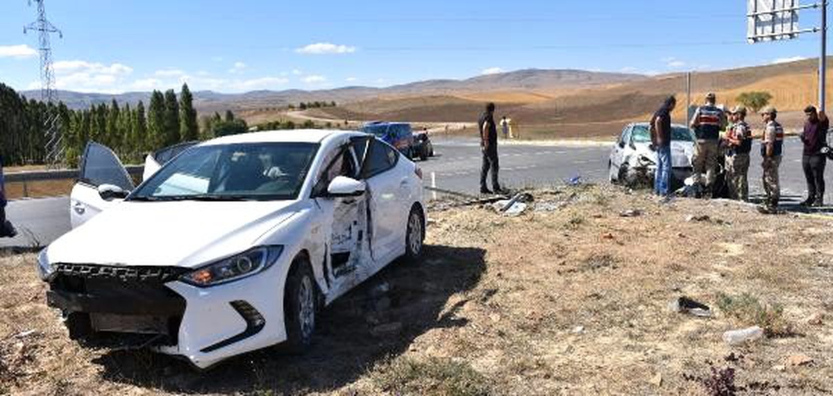 Sivas\'ta otomobiller çarpıştı: 6 yaralı
