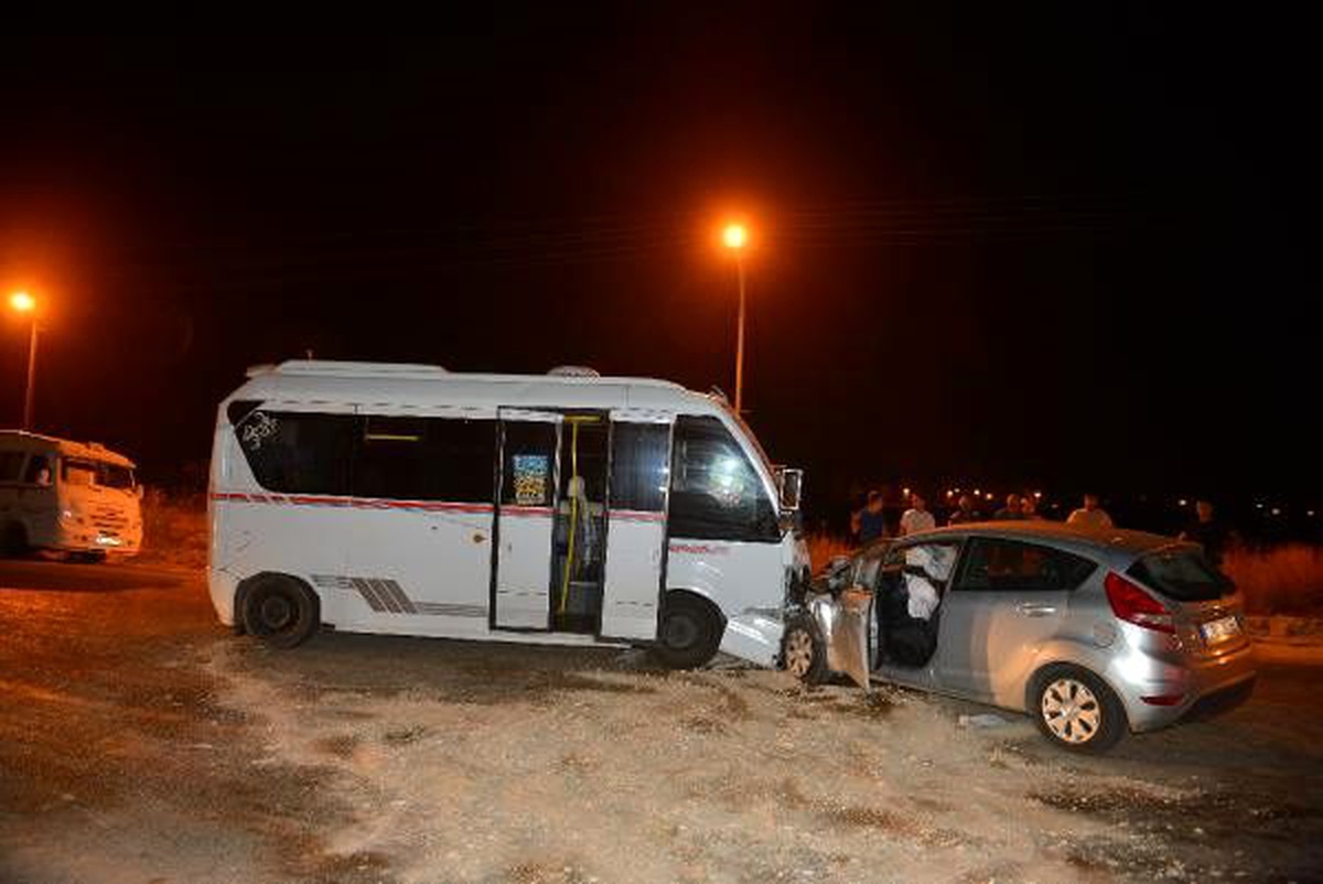 Yolcu minibüsü ile otomobil çarpıştı: 7 yaralı