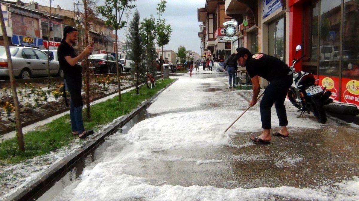 15 dakika devam eden dolu Erciş\'i bu hale getirdi