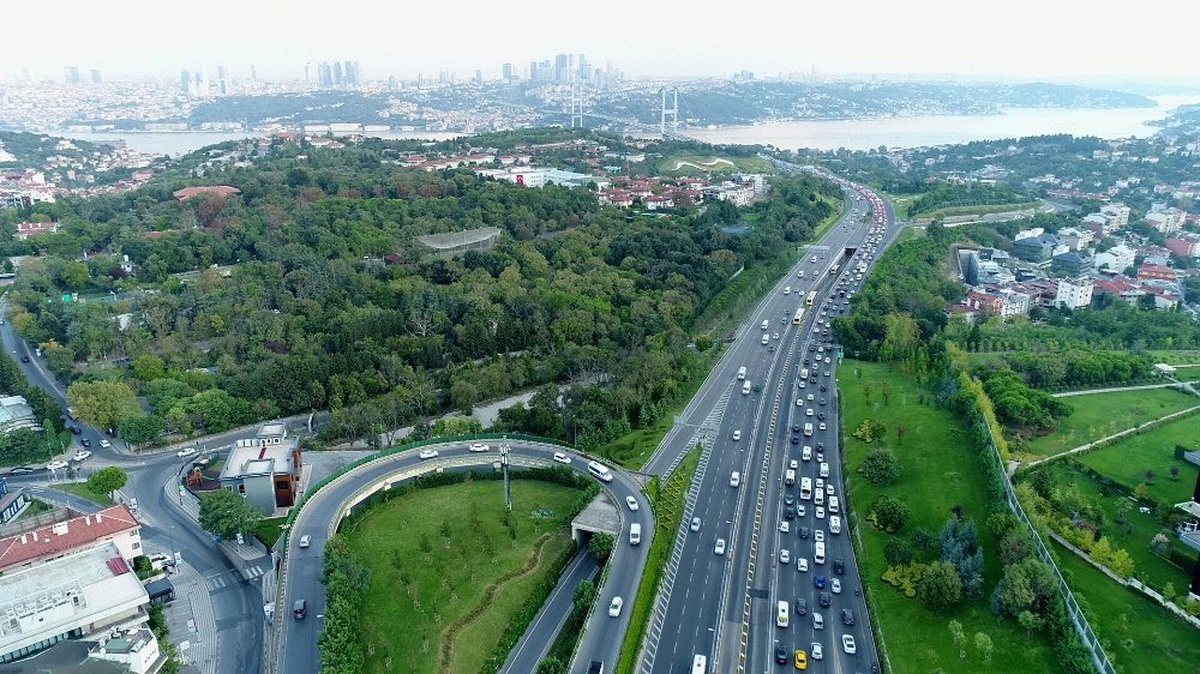 15 Temmuz Şehitler Köprüsü\'nde okulun ilk günü oluşan trafik havadan görüntülendi