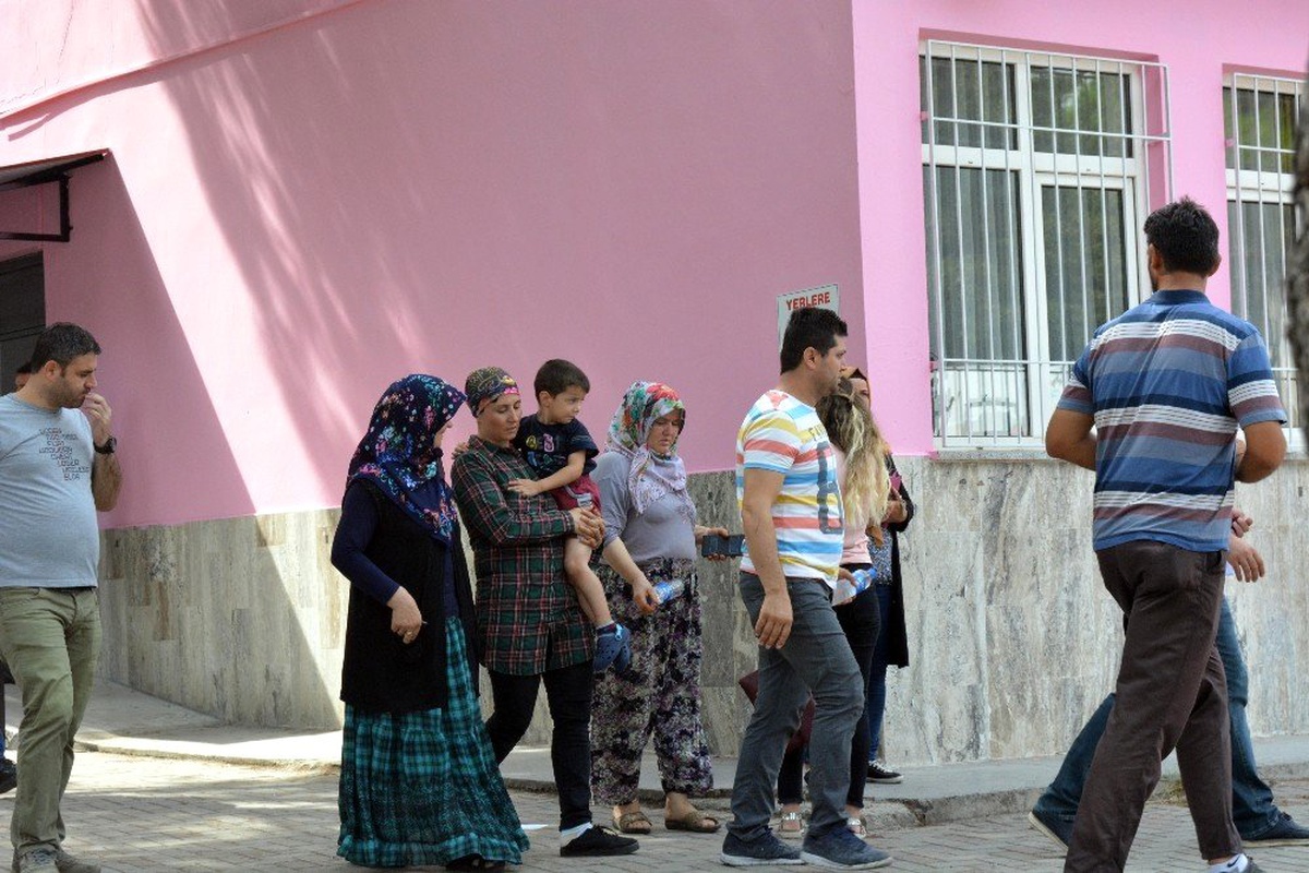5 yaşındaki çocuk okulun içinde kayboldu, mahalle ayağa kalktı