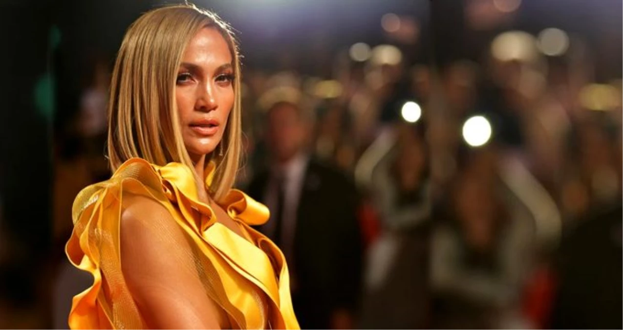 50 yaşındaki yıldız şarkıcı Jennifer Lopez, festivale iç çamaşırsız katıldı