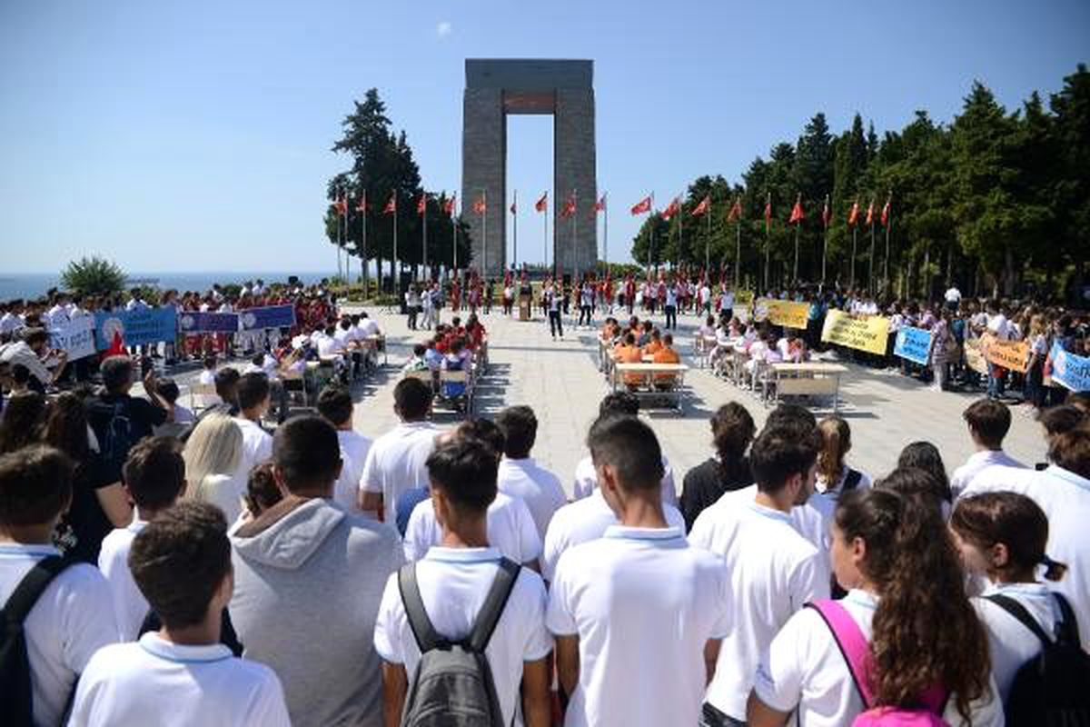700 öğrenci, ilk dersi şehitler abidesi\'nde yaptı
