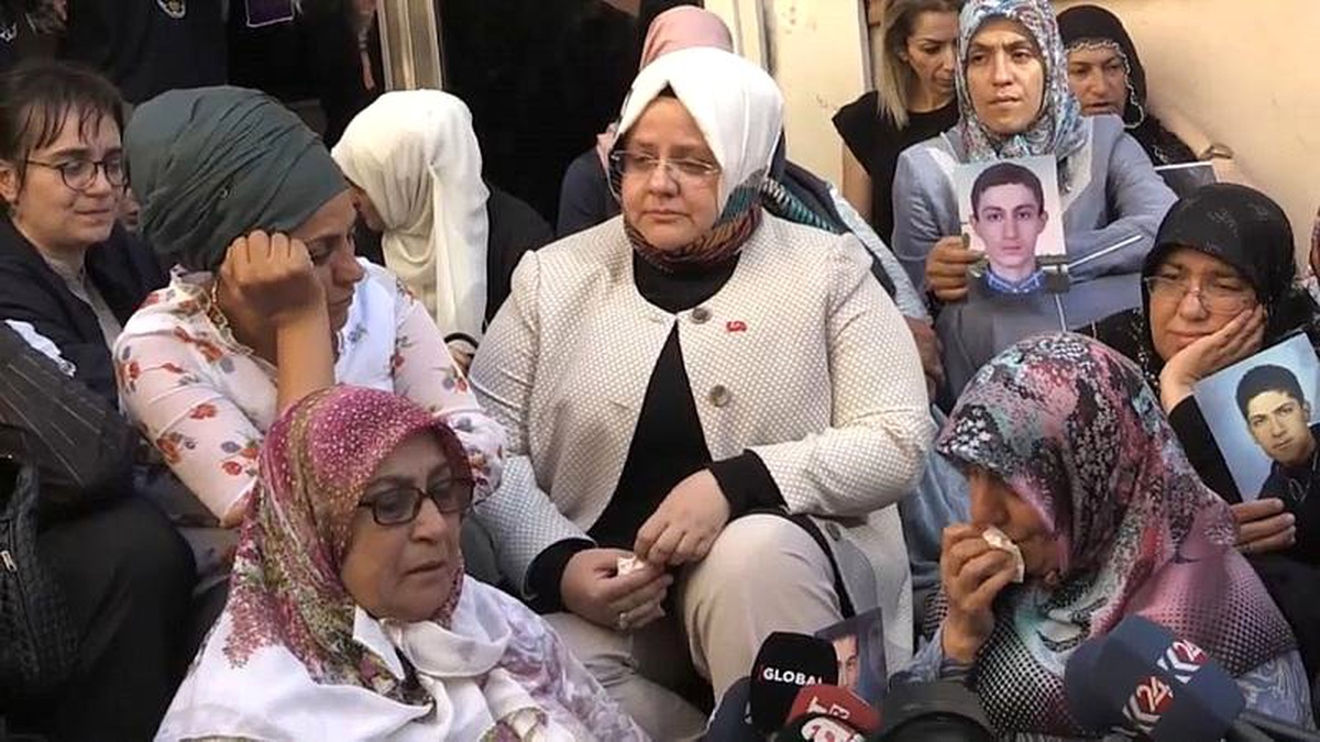 Aile, Çalışma ve Sosyal Hizmetler Bakanı Selçuk Diyarbakır\'da eylem yapan anneleri ziyaret etti