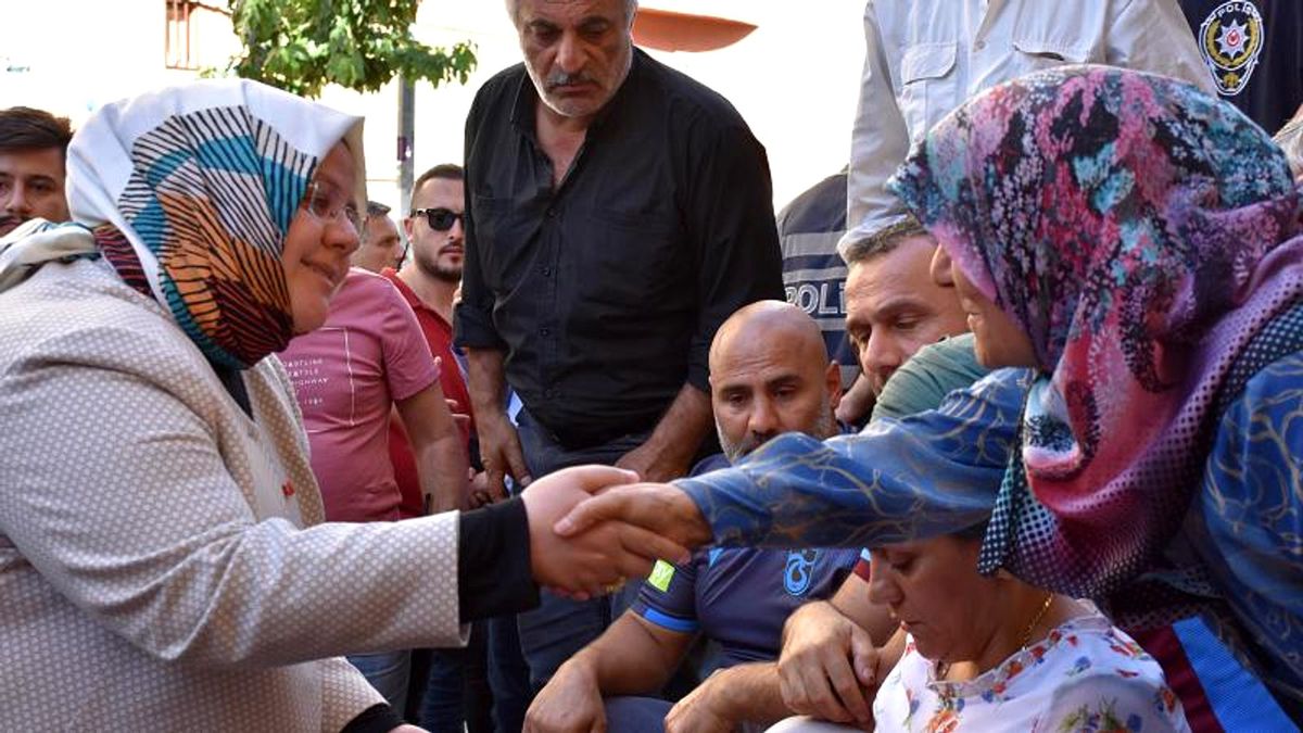Aile, Çalışma ve Sosyal Hizmetler Bakanı Selçuk Diyarbakır\'da eylem yapan anneleri ziyaret etti
