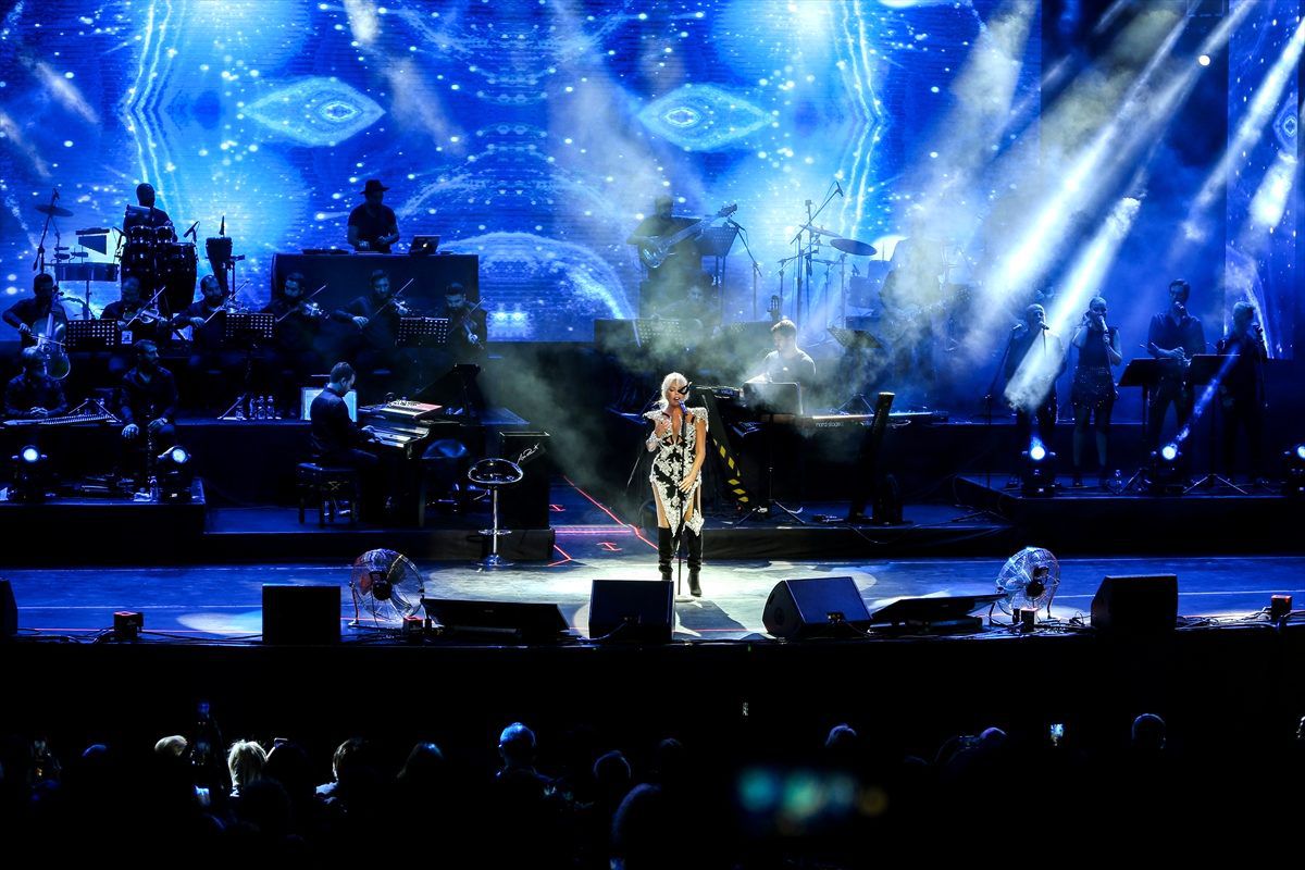 Ajda Pekkan Harbiye\'de konser verdi