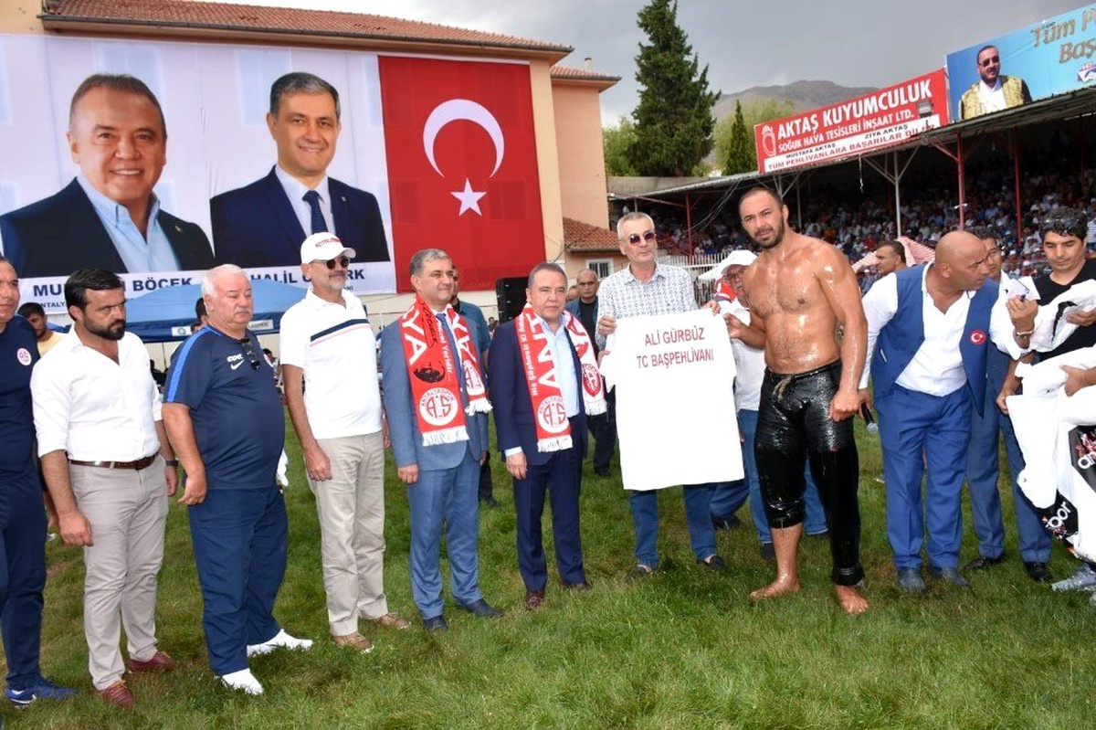 Antalyaspor\'dan er meydanında forma jesti