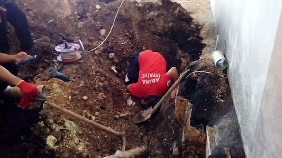 Atık su borusuna sıkışan yavru köpekler kurtarıldı