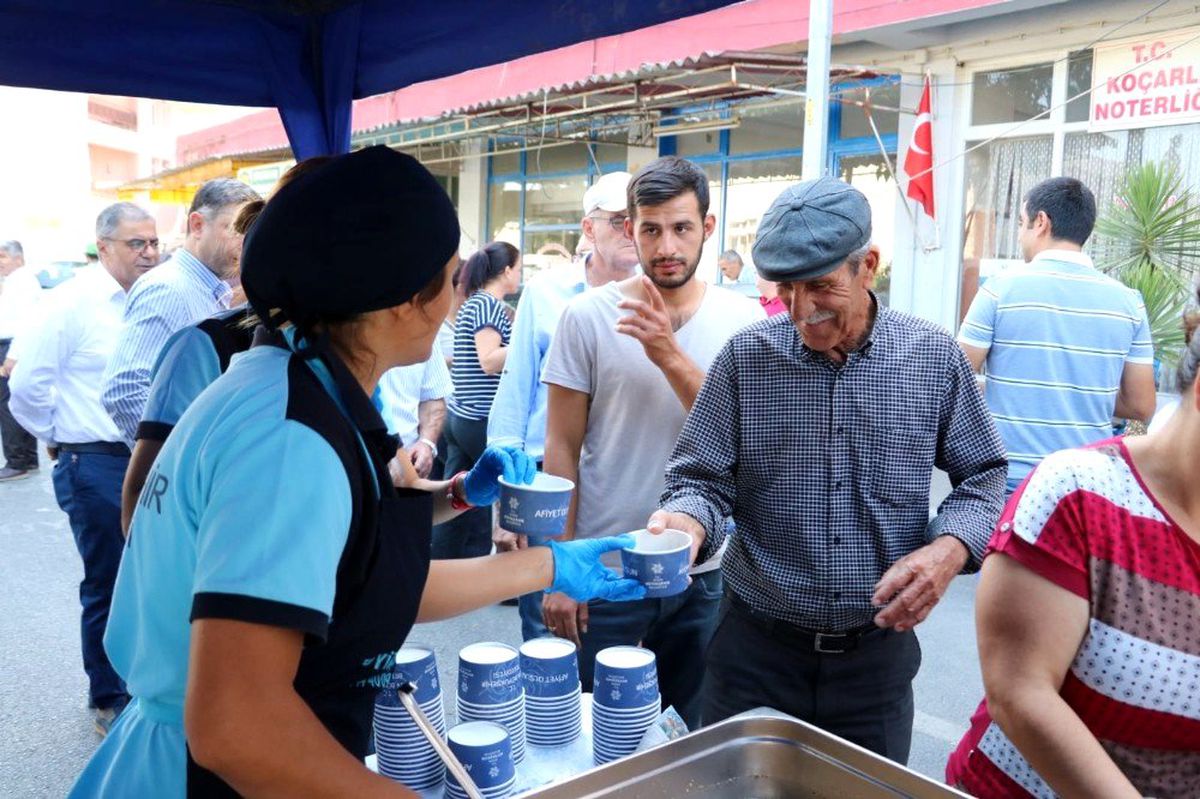 Aydın Büyükşehir Belediyesi il genelinde aşure dağıtıyor