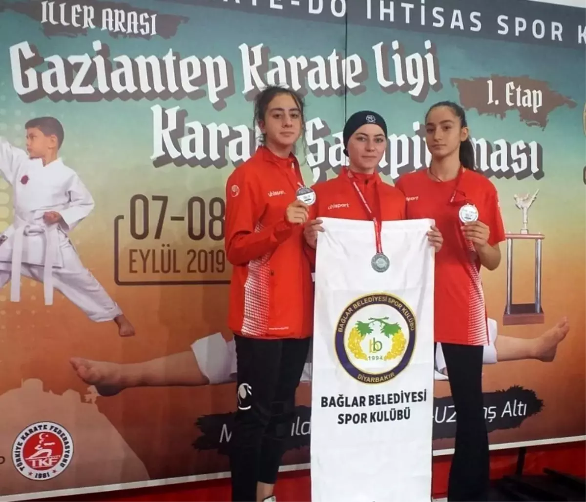 Bağlar Belediyespor karate takımı 3\'te 3 yaptı