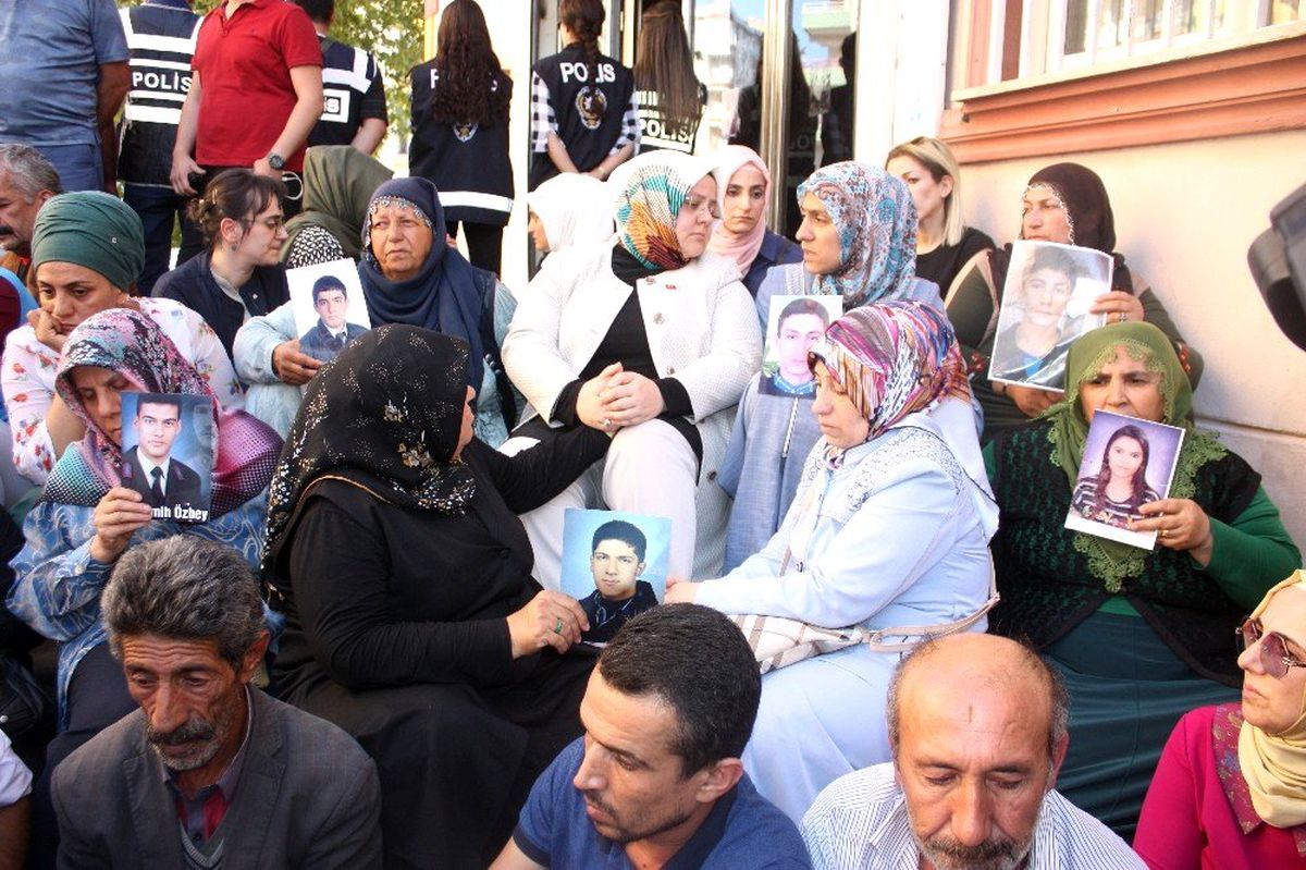 Bakan Selçuk, HDP önünde eylem yapan aileleri ziyaret etti
