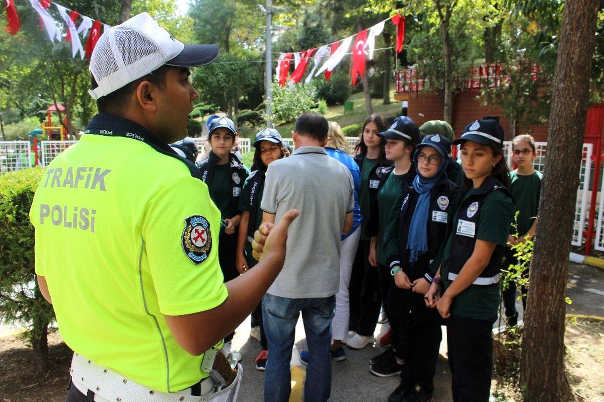Başkan Aydıner, gönüllü minik zabıta ekibiyle denetime çıktı