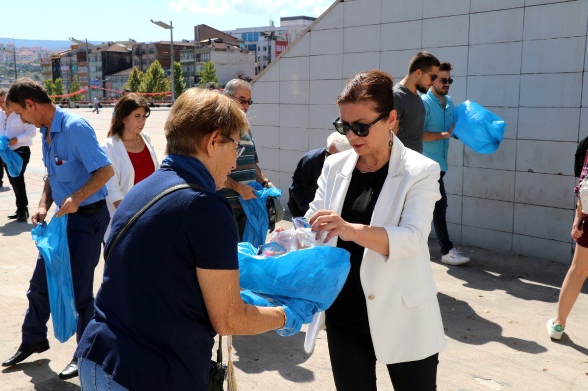 Başkan Köse, kent meydanında temizlik yaptı