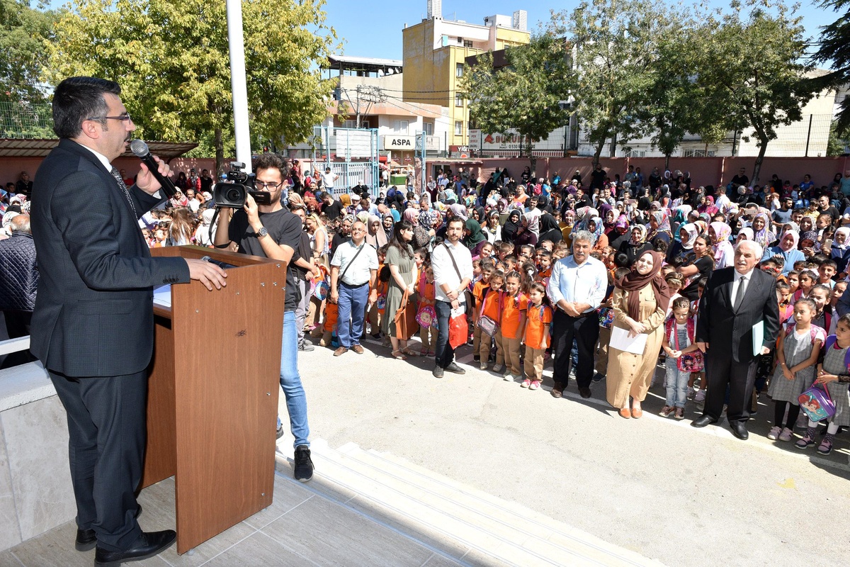 Başkan Yılmaz, ilk ders gününde kendi okulunda