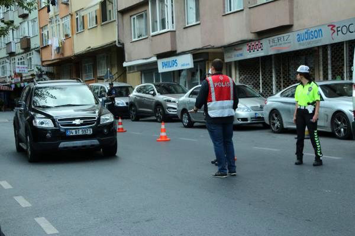 Beşiktaş\'ta polis ekiplerinden okul önlerinde denetim
