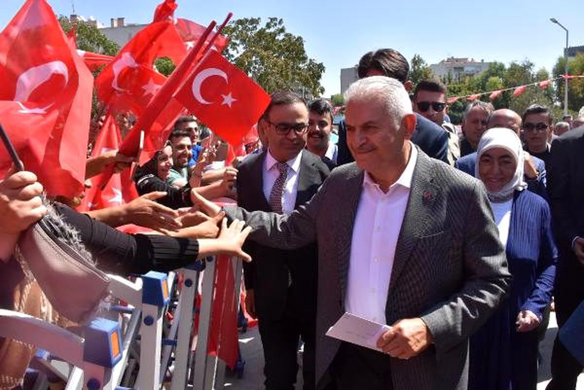 Binali yıldırım, izmir\'de ilkokulun açılışını yaptı