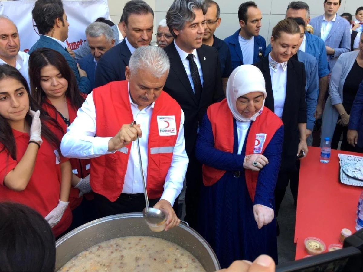 Binali Yıldırım vatandaşlara aşure dağıttı