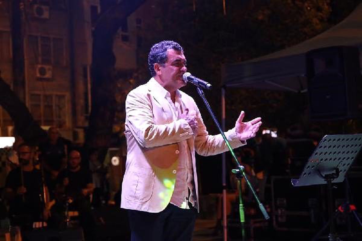 Burhaniye\'nin kurtuluşunda ardahan belediye başkanı demir\'den konser