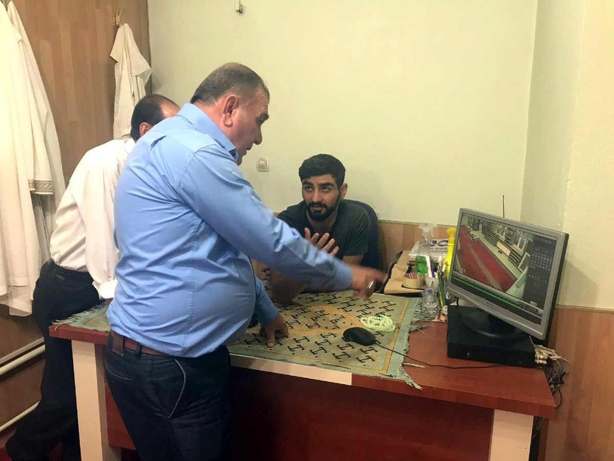 Camide ayakkabı hırsızlığı kamerada
