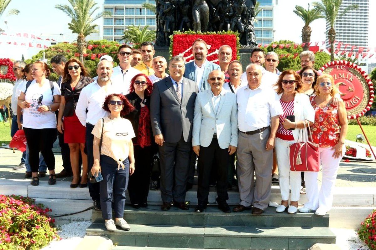 Çiğli\'de İzmir\'in kurtuluşunun 97. yılında 97 bin rozet