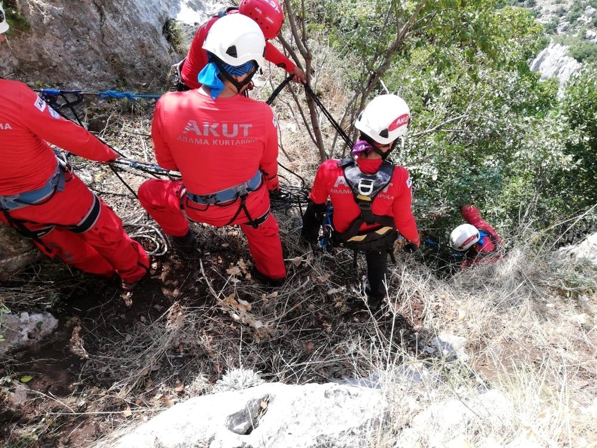 Dağ yamacında mahsur kalan keçi, 5 saatlik operasyonla kurtarıldı