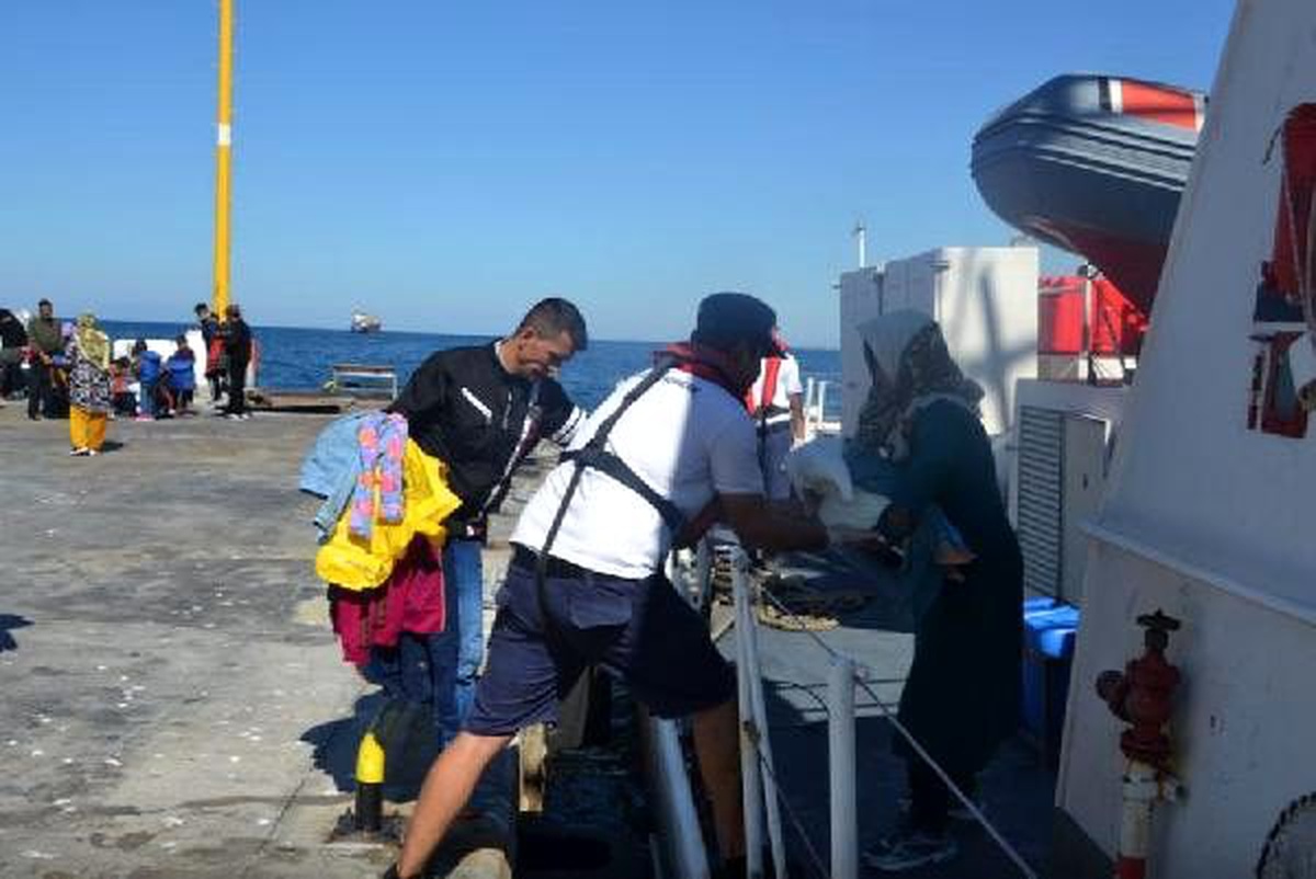 Dikili ve karaburun açıklarında 203 kaçak göçmen yakalandı