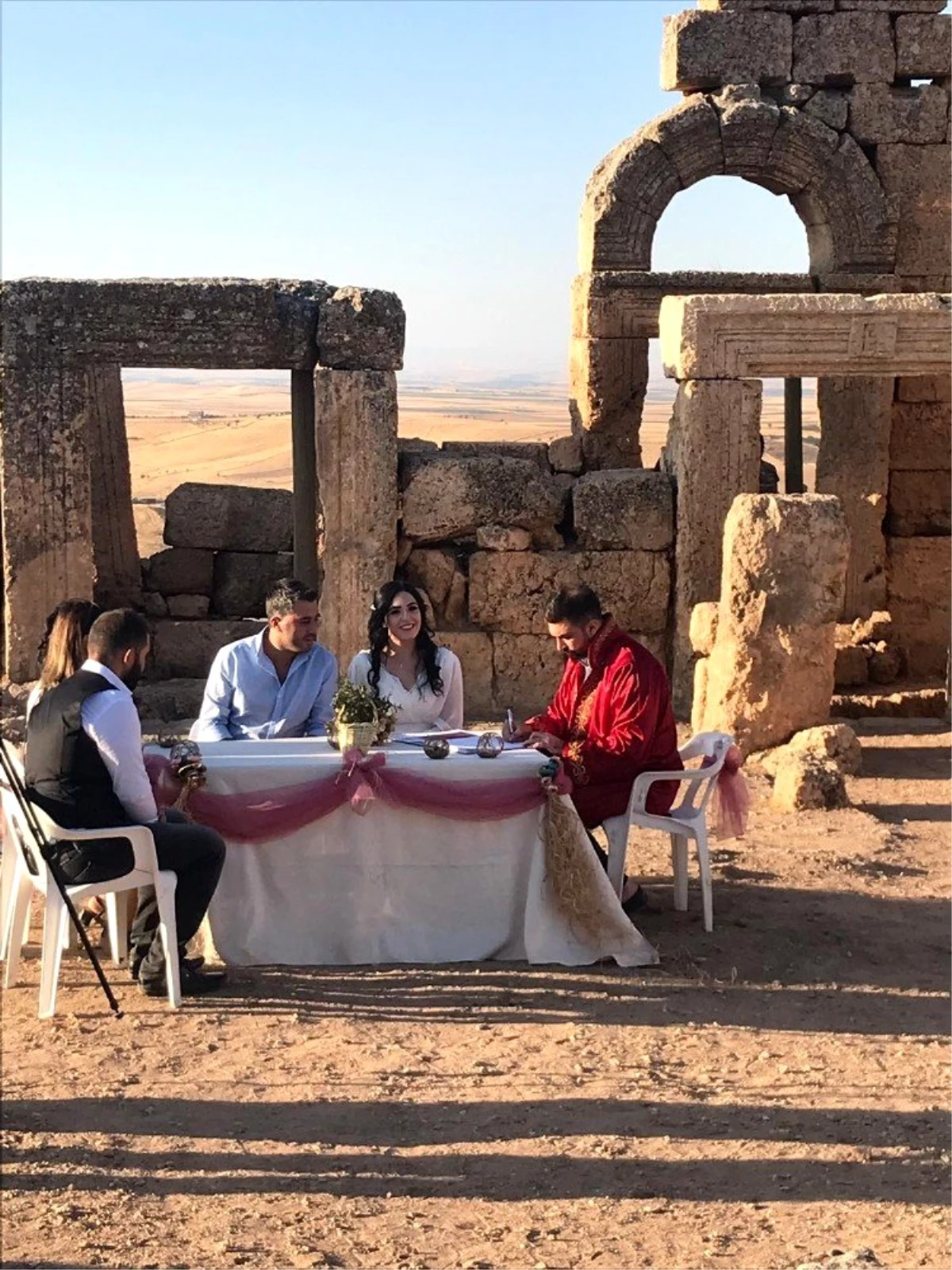 Diyarbakır\'daki 3 bin yıllık Zerzevan Kalesi\'nde nikah kıyıldı