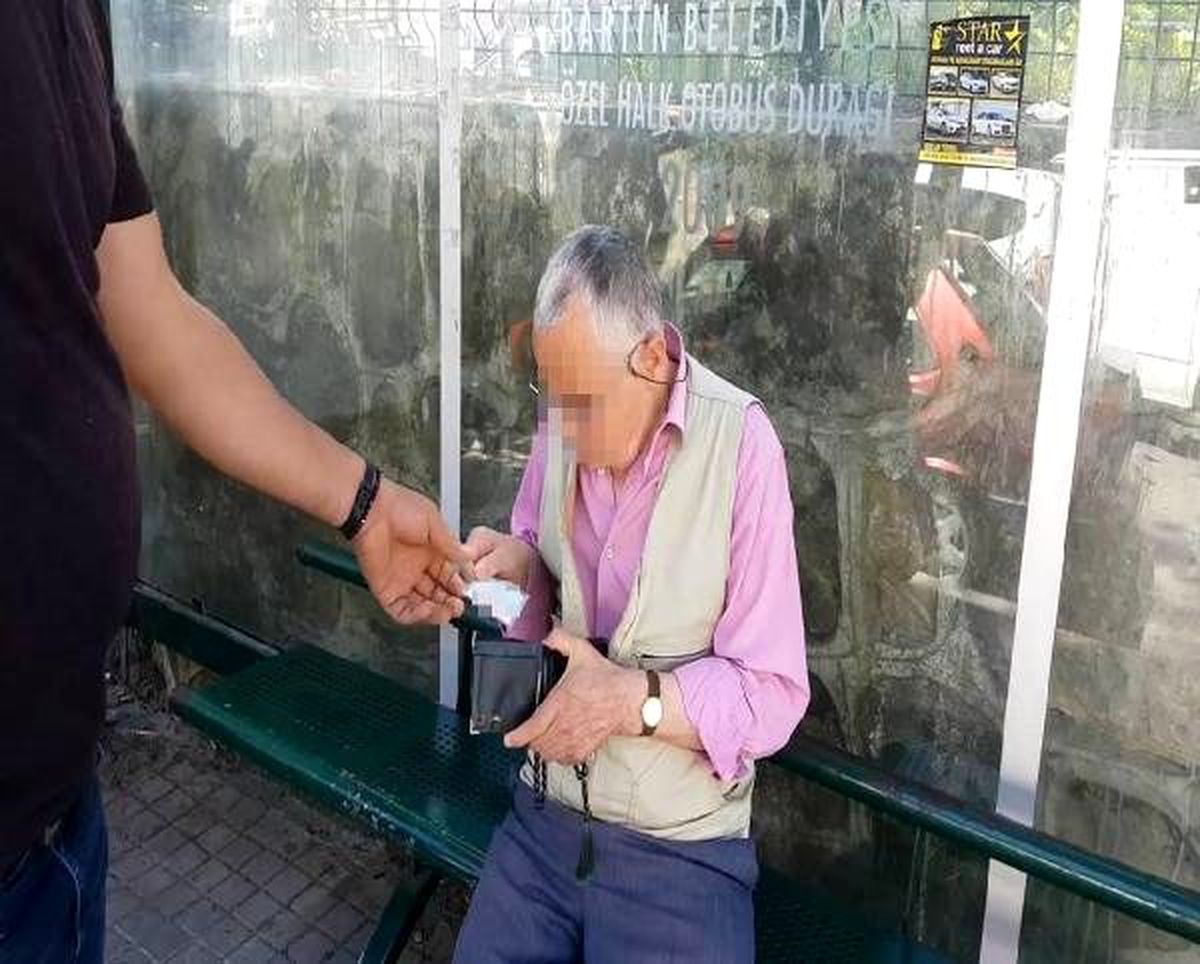 Durakta çocuklara cinsel tacizde bulunan yaşlı adama gözaltı