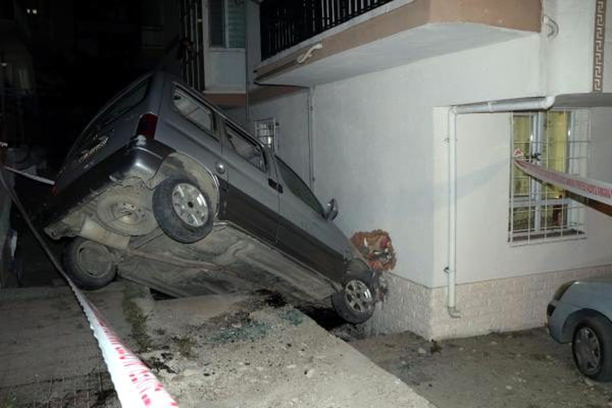 Evin duvarına çarpan hafif ticari aracın sürücüsü yaralandı