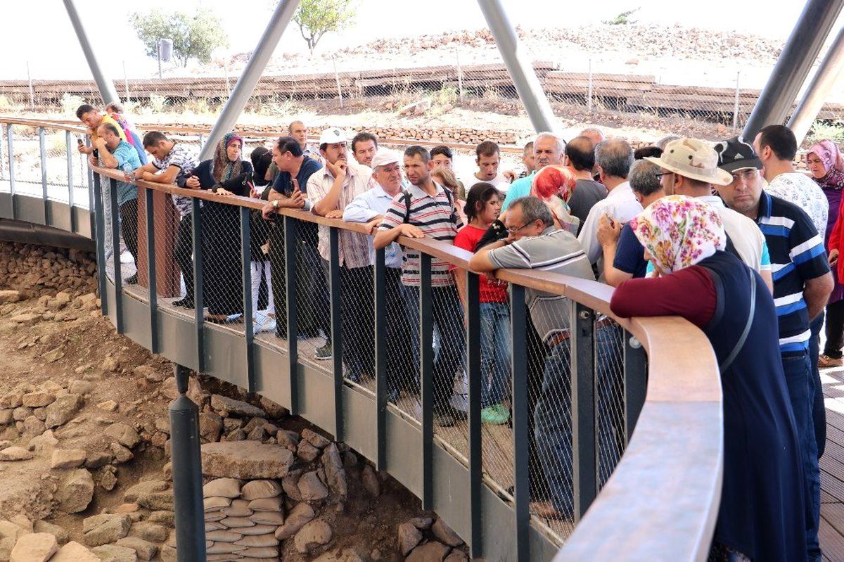 Göremedikleri Göbeklitepe\'yi dinleyerek gezdiler