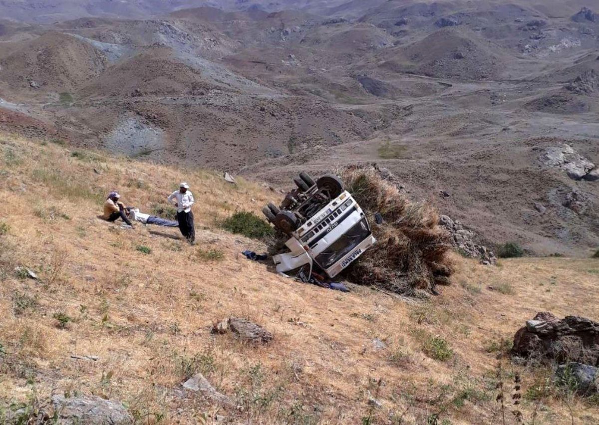 Hakkari\'de ot yüklü kamyonet devrildi: 1 yaralı