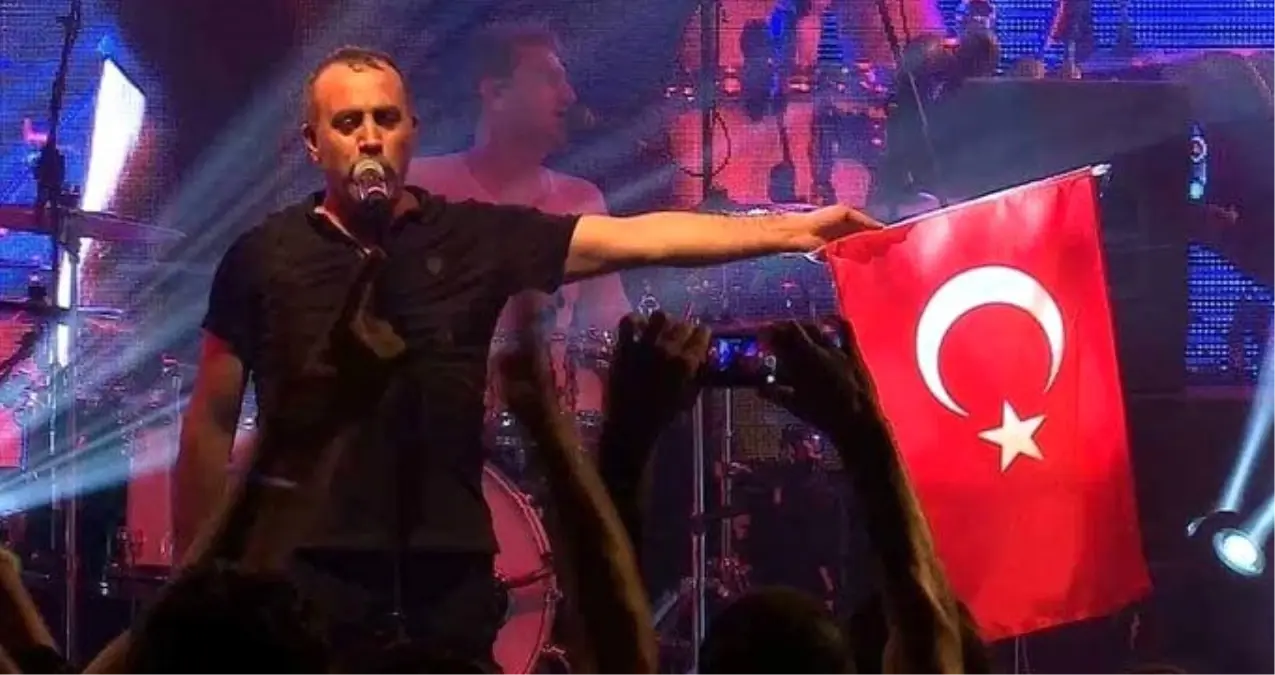 Hükümete yakın yazar, Haluk Levent\'ten özür diledi