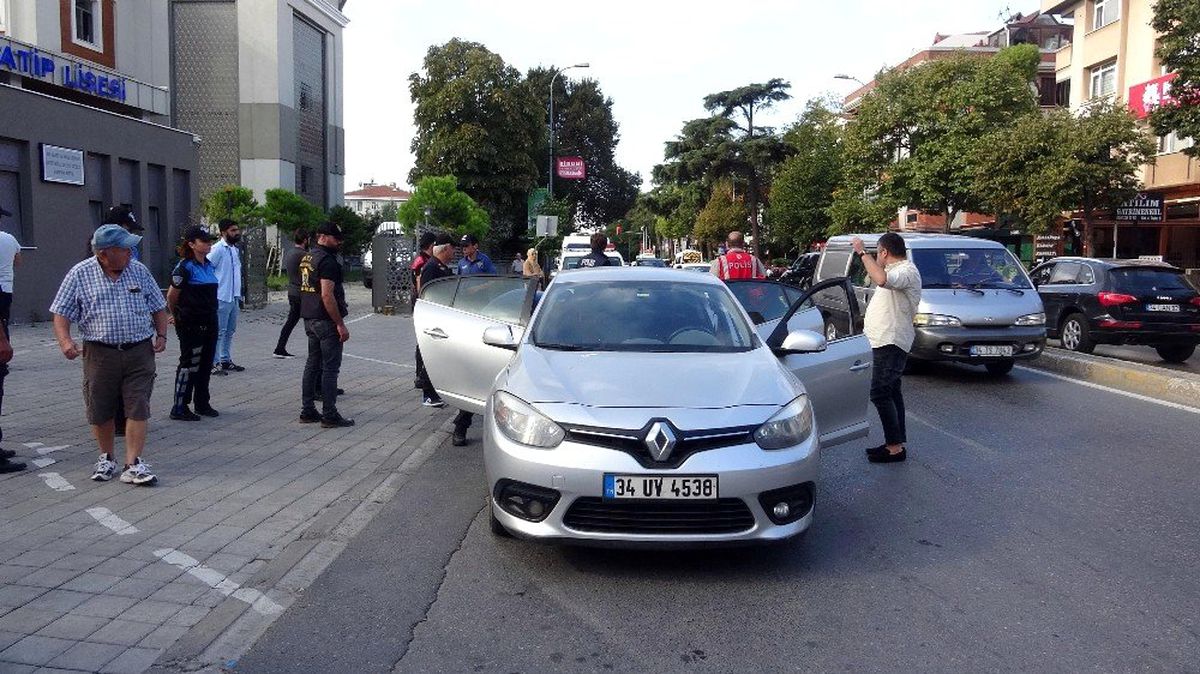 İstanbul\'da okul önlerinde polislerden sıkı denetim
