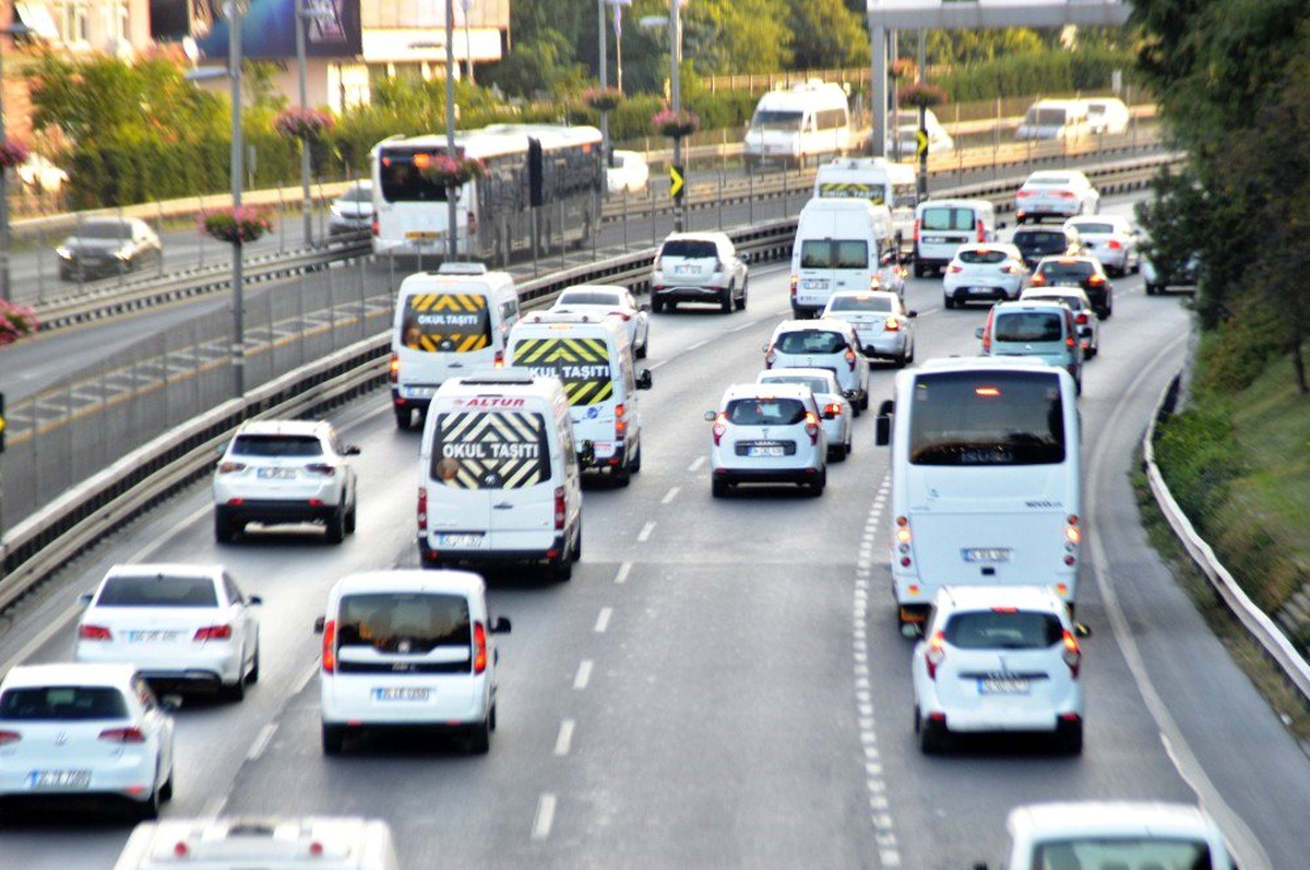İstanbul\'da yeni eğitim öğretim yılının ilk gününde trafikte yoğunluk