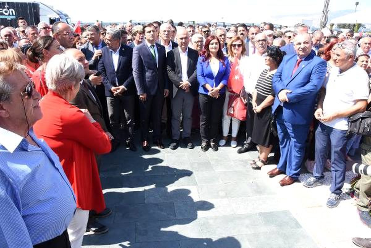 İzmir\'de chp\'den çifte kutlama