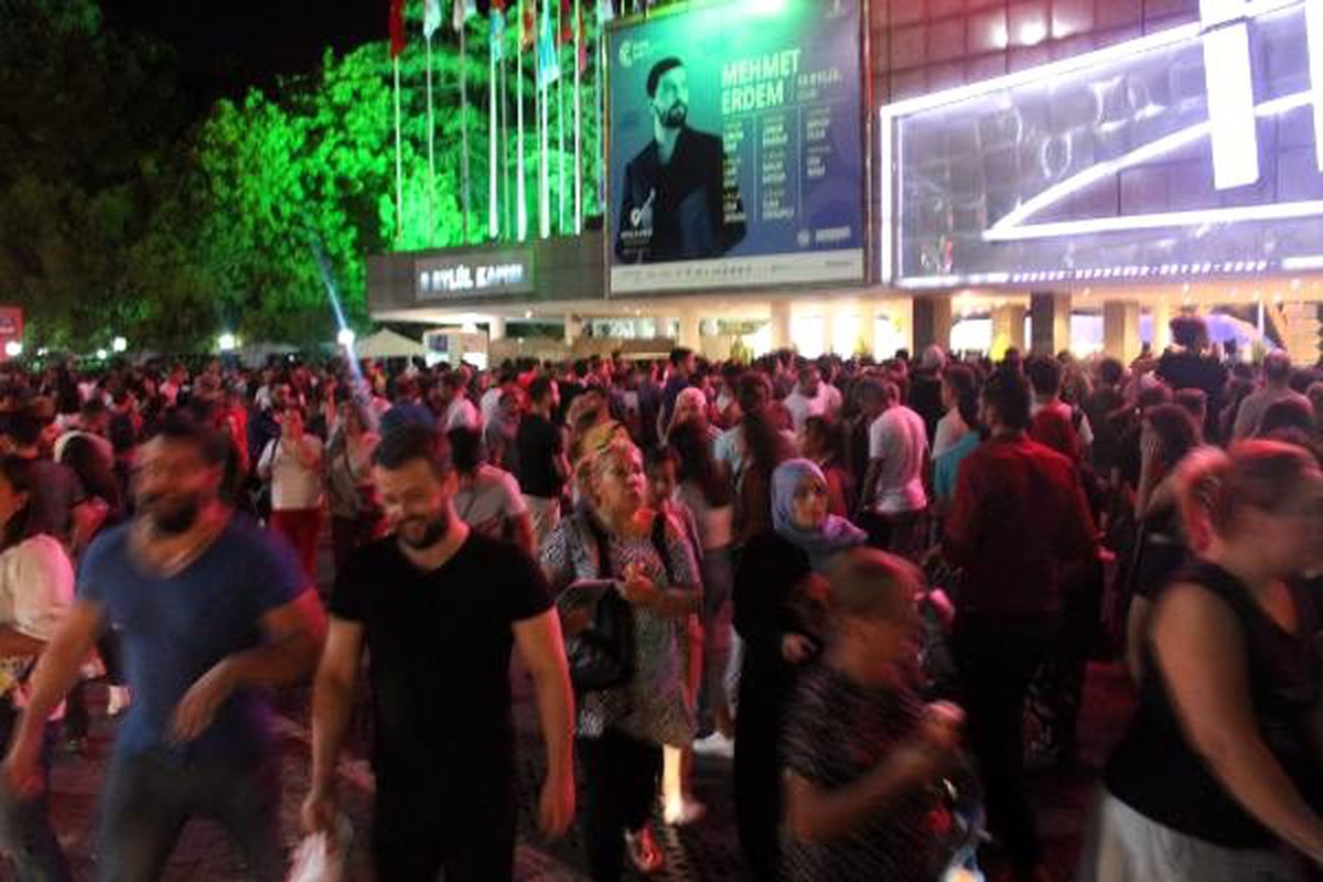 İzmir\'de, fuar kapılarının önlerinde yoğunluk yaşandı