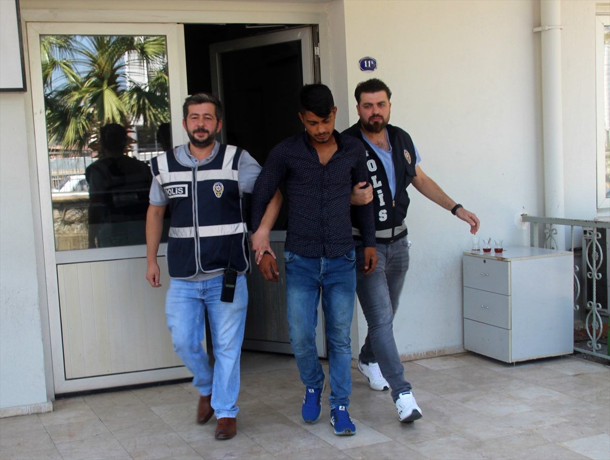 İzmir\'de kapkaç iddiasına 2 gözaltı