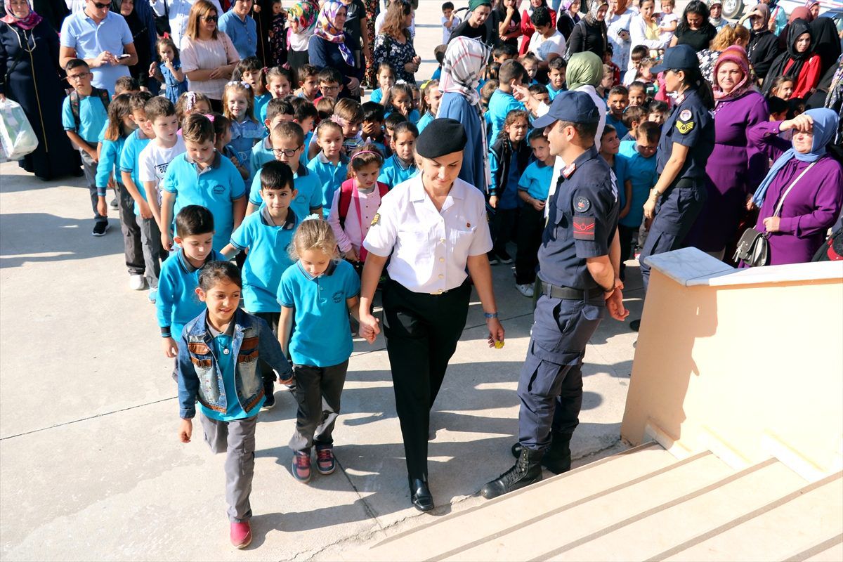 Jandarmadan okulda "ilk gün" sürprizi