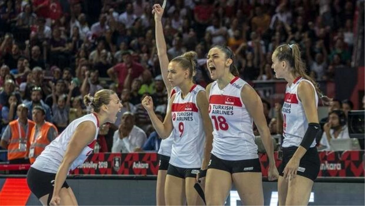 Kadın voleybolcular Türkiye\'nin gururu oldu