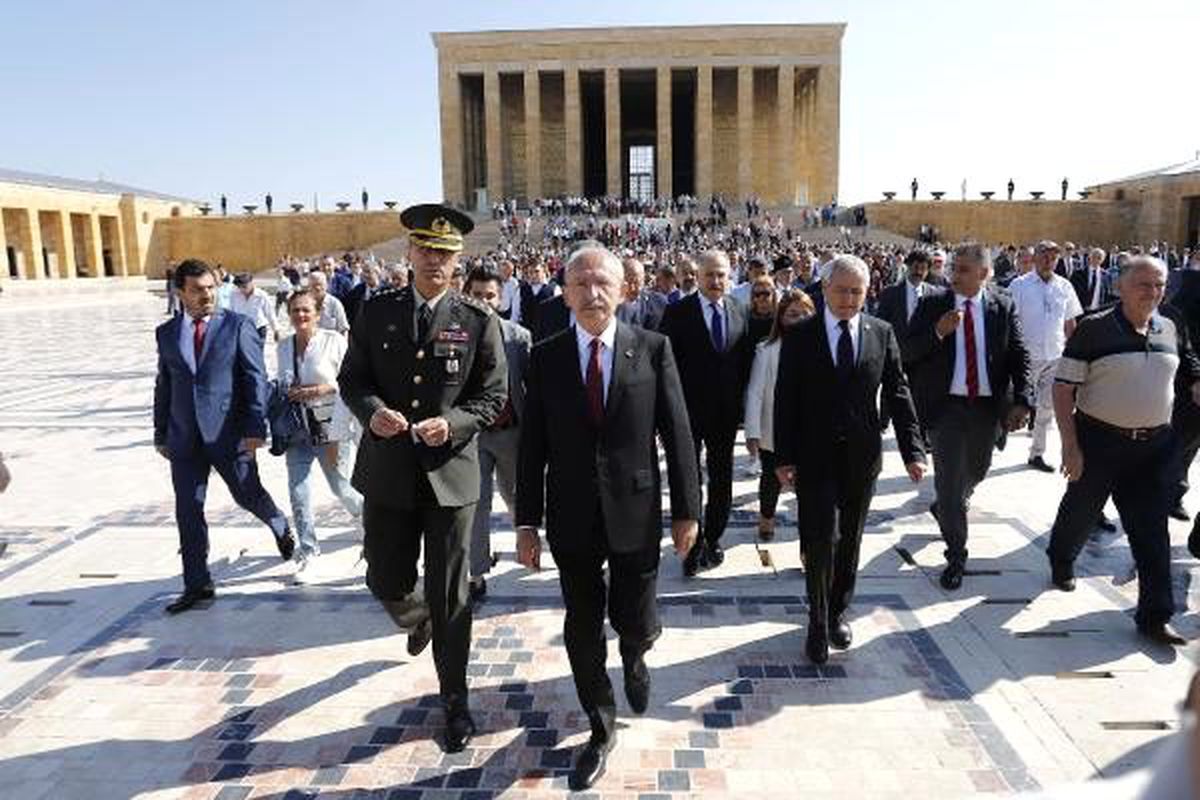 Kılıçdaroğlu, chp\'nin kuruluş yıl dönümünde anıtkabir\'i ziyaret etti