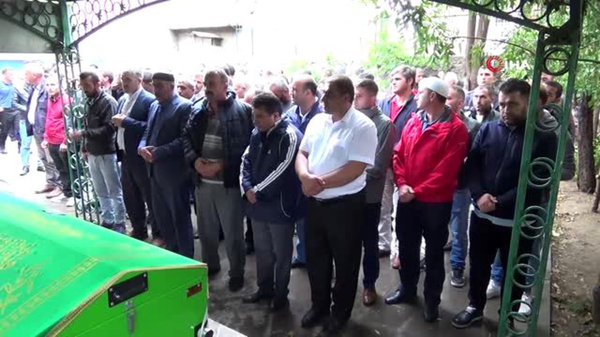 Kızının düğününe gitmek isterken trafik kazasında hayatını kaybeden baba defnedildi