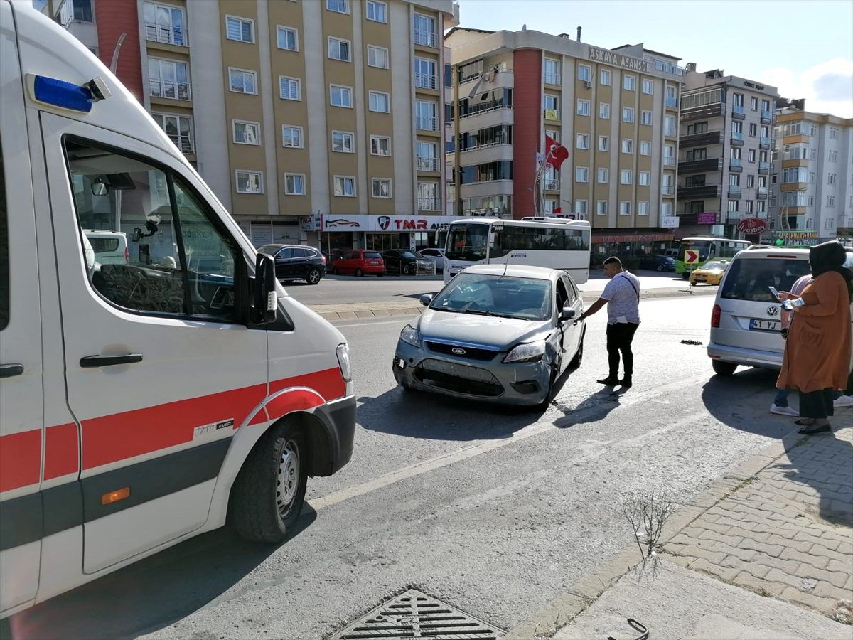 Kocaeli\'de otomobil şarampole devrildi