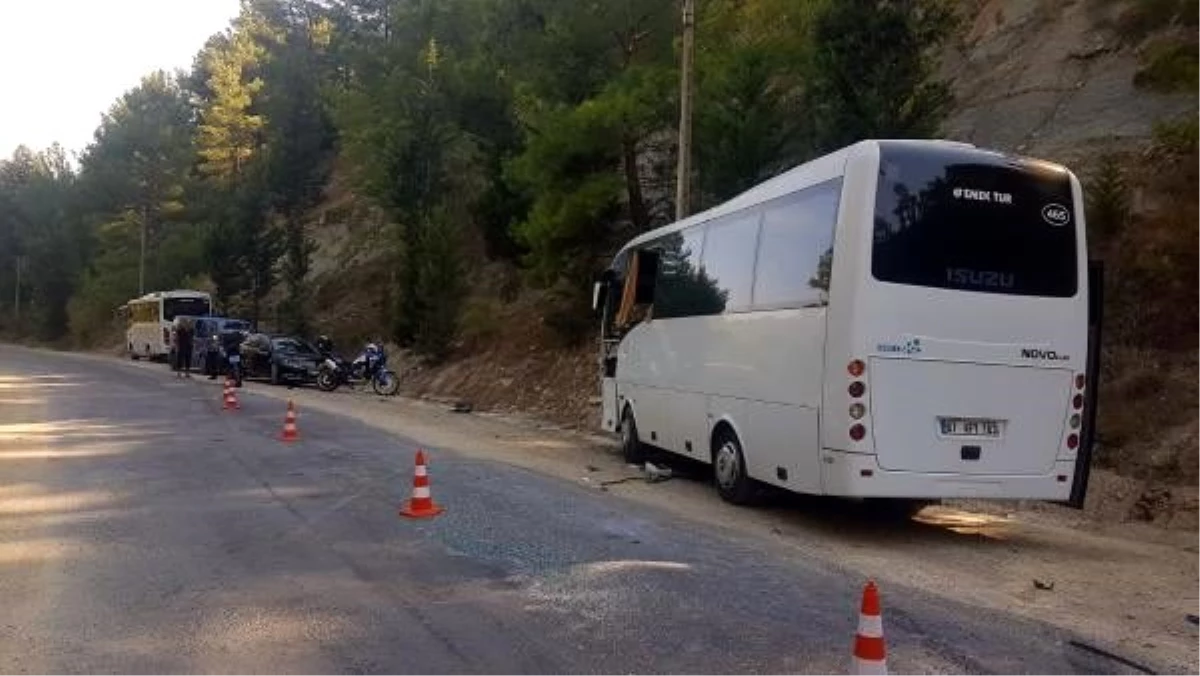 Manavgat\'ta tur midibüsleri çarpıştı: 2\'si turist 3 yaralı